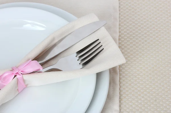 用叉子、刀片、盘子和餐巾布置餐桌 — 图库照片