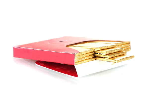 白で隔離される標準的な赤い包装で包まれた単一のチューインガム — ストック写真