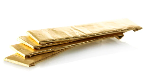 Жевательные резинки, завернутые в золотую фольгу, изолированные на белом — стоковое фото