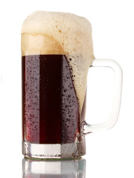Красное пиво с пеной в кружке изолированы на белом — стоковое фото