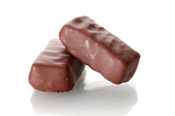 Шоколадные конфеты изолированы на белом — стоковое фото
