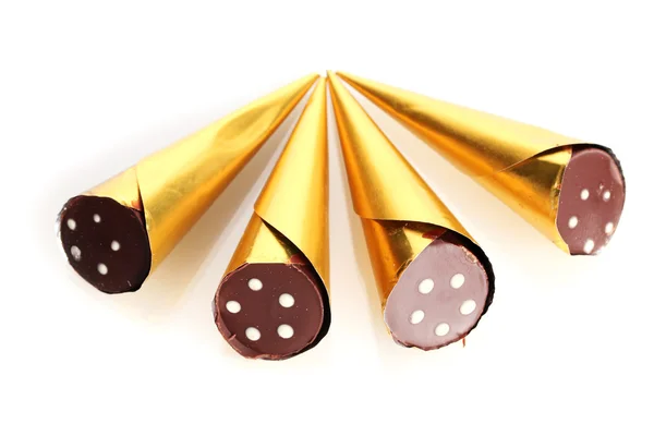 ? 金包上白色孤立中喇叭形状的巧克力糖果 — 图库照片