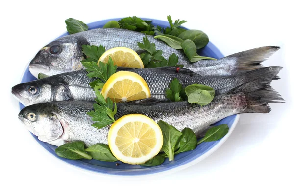 Taze balıkları tabakta üzerine beyaz izole maydanoz ve limon ile — Stok fotoğraf