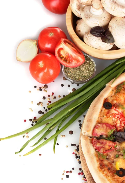 Güzel pizza, sebze, baharat ve yağ üzerinde beyaz izole — Stok fotoğraf