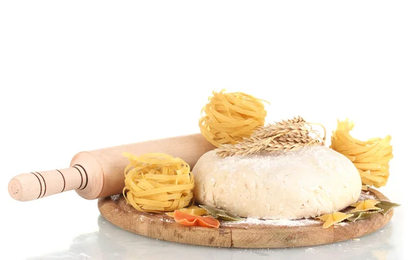 Zutaten für hausgemachte Pasta auf Holzteller isoliert auf weiß — Stockfoto