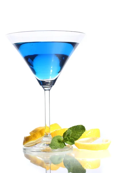 Coquetel azul em vidro martini isolado em branco — Fotografia de Stock