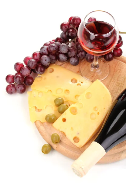 와인 글라스와 흰색 절연 치즈 좋은 와인 한 병 — 스톡 사진