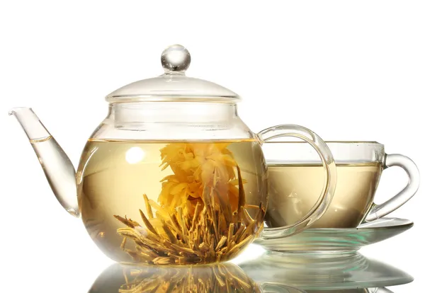 Exotische groene thee met bloemen in de glazen theepot en cup geïsoleerd op wit — Stockfoto