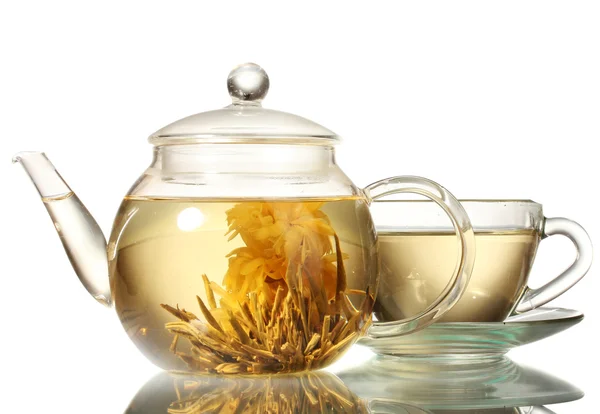 Té verde exótico con flores en tetera de vidrio y taza aislada en blanco — Foto de Stock