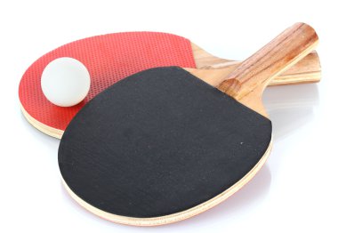 Ping-pong raketleri ve topu, beyaz üzerine izole edilmiş.