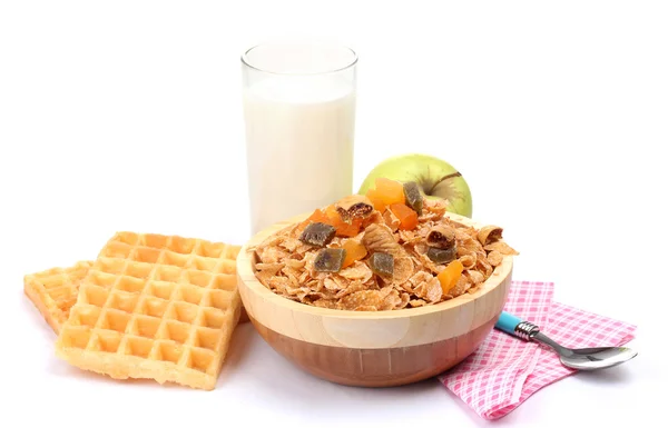 Gustosi cornflakes in ciotola di legno, mele e bicchiere di latte isolato su bianco — Foto Stock