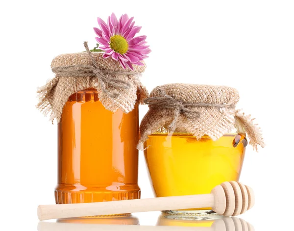 Dolce miele in vasetti con drizzler isolato su bianco — Foto Stock
