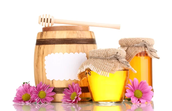 Dolce miele in vasetti e botte con drizzler isolato su bianco — Foto Stock