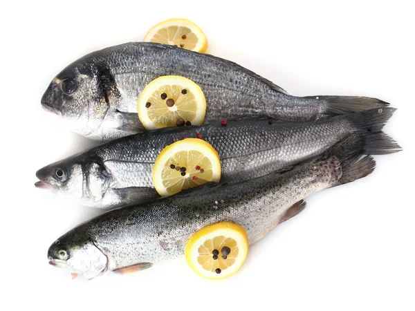 新鮮な魚で、レモンと白で隔離されるコショウ — ストック写真