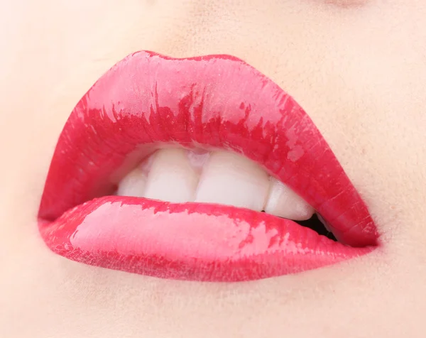Красивый макияж из гламурного красного блеска губ — стоковое фото