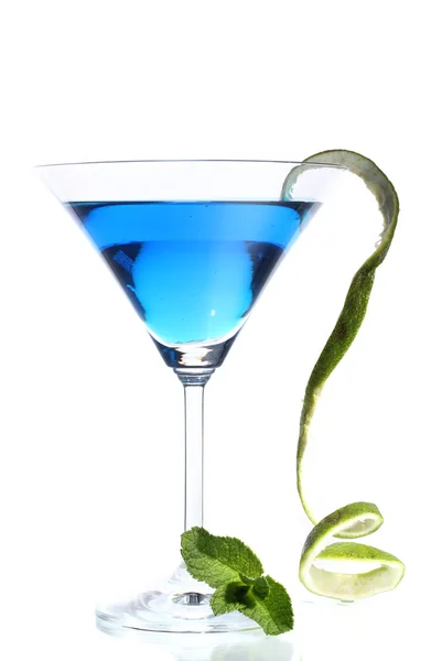 Cocktail blu in vetro martini isolato su bianco — Foto Stock