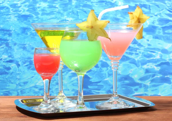 Verres de cocktails sur table en bois sur fond bleu mer — Photo