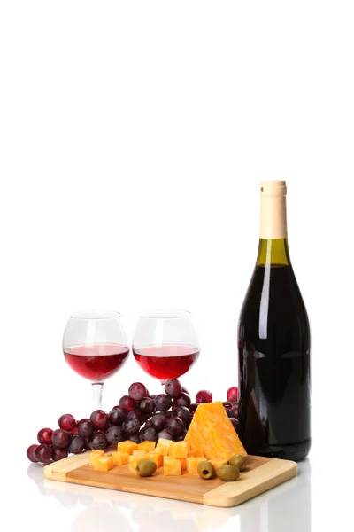 Garrafa de grande vinho com vinhedos e queijo isolado em branco — Fotografia de Stock