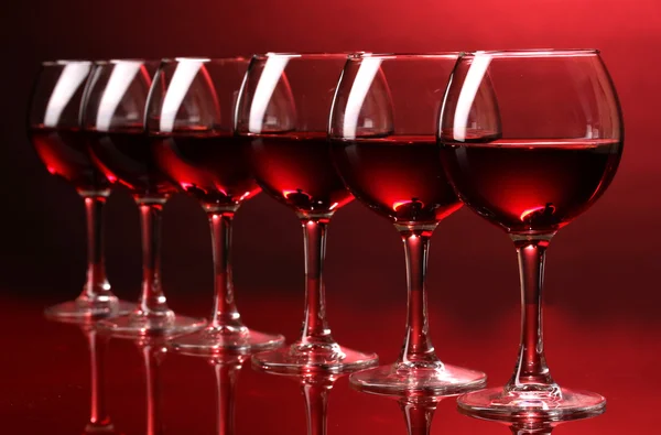 Lunettes de vin sur fond rouge — Photo