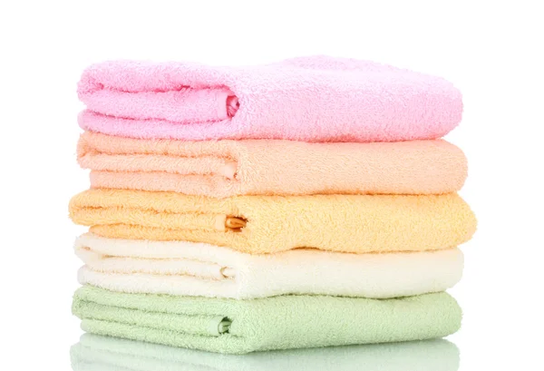 Πολύχρωμο πετσέτες που απομονώνονται σε λευκό — Φωτογραφία Αρχείου