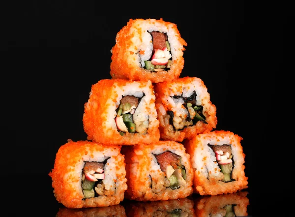 Heerlijke sushi op zwarte achtergrond — Stockfoto