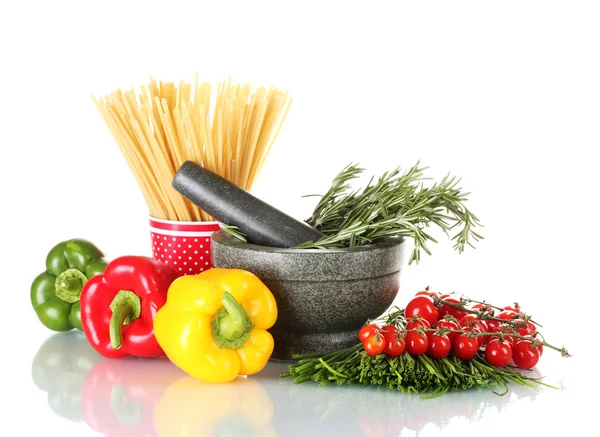 Spaghetti i cupen, rosmarin i mortel paprika, tomater körsbär och gröna lök isolerad på vit — Stockfoto