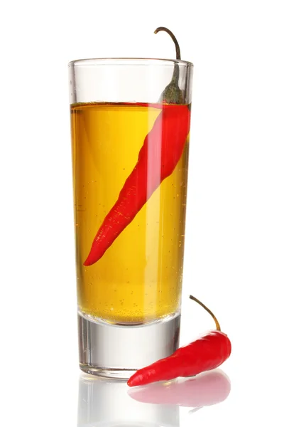 Pahar de vodcă de piper și ardei iute roșu izolat pe alb — Fotografie, imagine de stoc