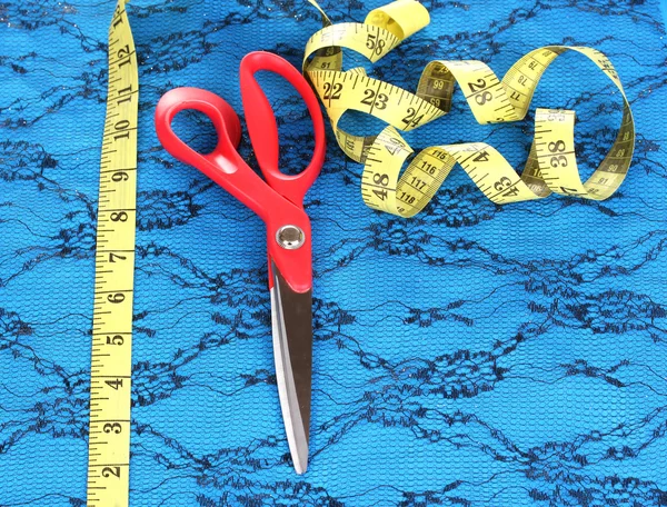 Scissors, measuring tape and pattern on fabric isolated on white — Stock Photo, Image