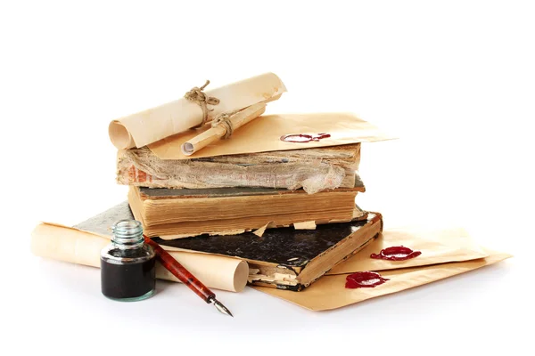 Alte Bücher, Briefe und Federhalter isoliert auf weiß — Stockfoto