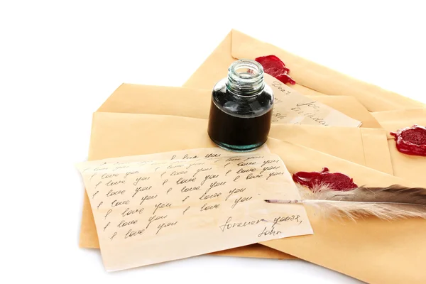 깃털, 잉크 및 흰색 절연 오래 된 편지 — 스톡 사진