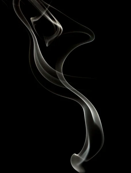 검은 배경에서의 노골적 인 연기 — 스톡 사진