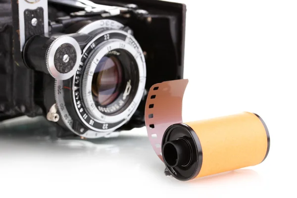 Нова фотоплівка в картриджі та фотокамері ізольована на білому — стокове фото