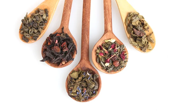 Olika typer av grönt och svart torka te i woooden sked isolerad på vit — Stockfoto