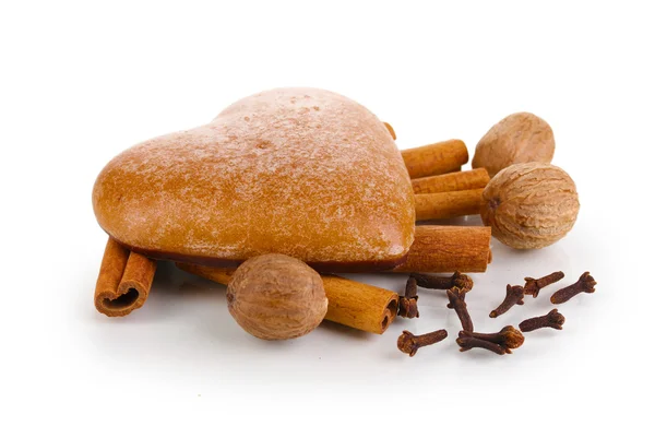 Cookie-serce z nutmegs, cynamonu i goździków na białym tle — Zdjęcie stockowe