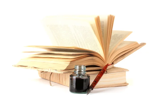 Régi könyvek, toll és tinta üveg elszigetelt fehér — Stock Fotó