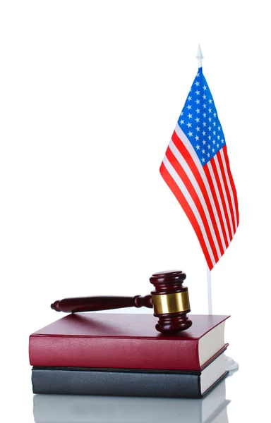 Rechter hamer, boeken en Amerikaanse vlag geïsoleerd op wit — Stockfoto