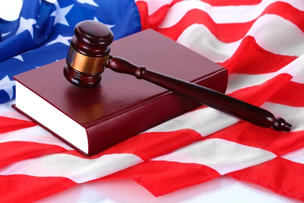 Sędzia młotek i książki na tle flagi amerykańskiej — Zdjęcie stockowe