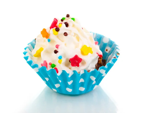 Cupcake cremoso aislado en blanco — Foto de Stock