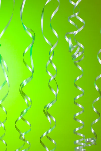 Красивые ленты на зеленом фоне — стоковое фото
