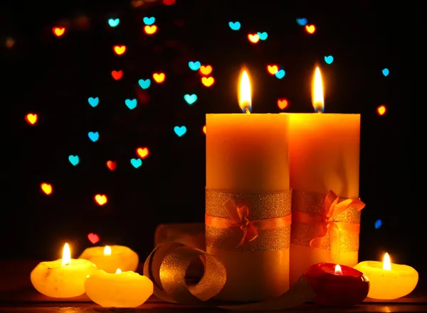 Bela vela e decoração na mesa de madeira no fundo brilhante — Fotografia de Stock