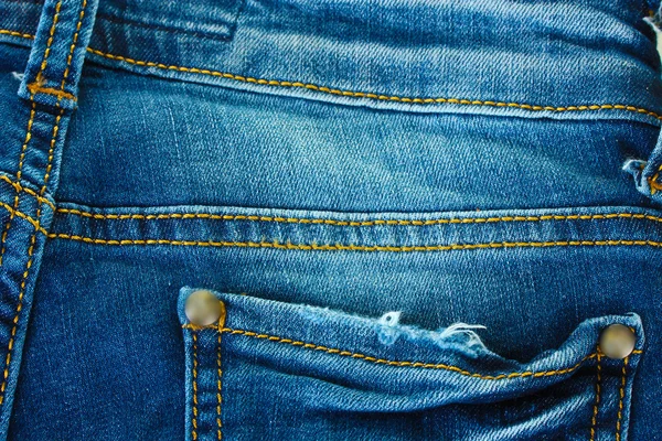 Mavi jeans cebinde taşımak — Stok fotoğraf