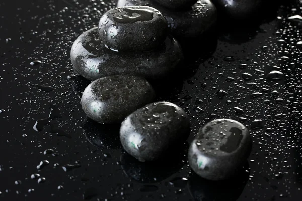 Wellness-Steine mit Tropfen auf grauem Hintergrund — Stockfoto