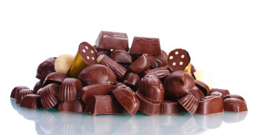 birçok farklı çikolata şeker üzerine beyaz izole