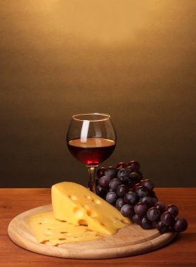 şarap kadehinin ve peynir kahverengi zemin üzerine ahşap tablo