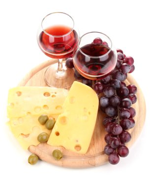kadehlerin içinde şarap ve izole üzerinde beyaz peynir