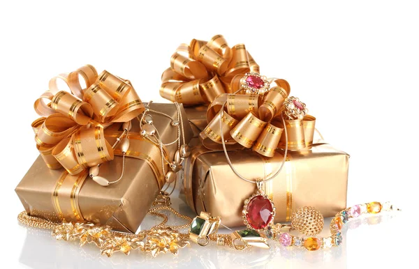 Vari gioielli in oro e regali isolati su bianco — Foto Stock