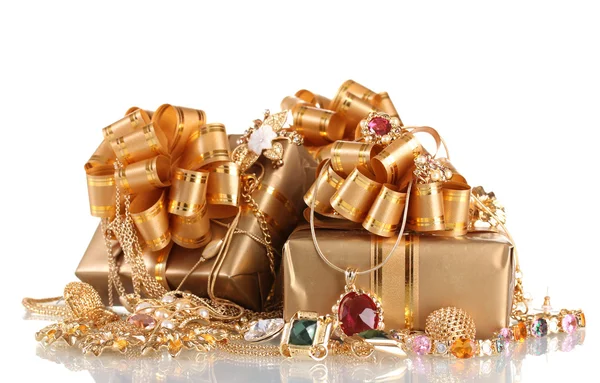 Varias joyas de oro y regalos aislados en blanco —  Fotos de Stock