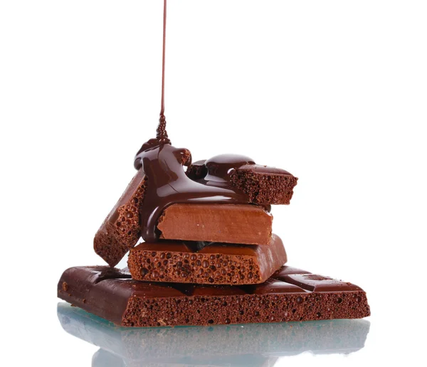 Skivor av mjölk- och mörk chokladkaka hälls choklad isolerad på vit — Stockfoto