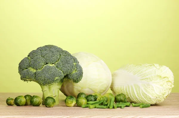 Taze brokoli ve lahana yeşil zemin üzerine ahşap tablo — Stok fotoğraf