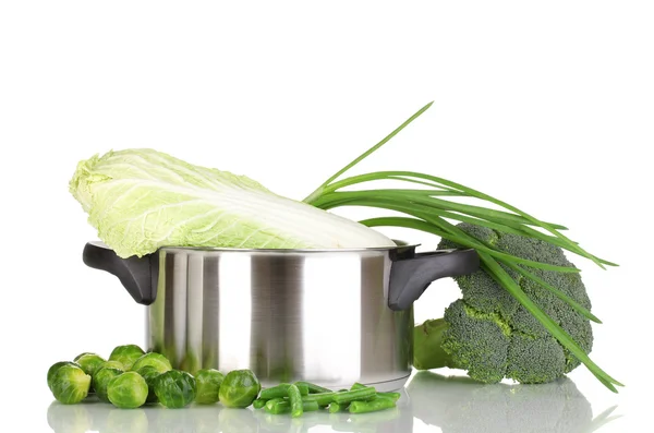 Saucepan dengan kubis, brokoli dan bawang diisolasi di atas putih — Stok Foto
